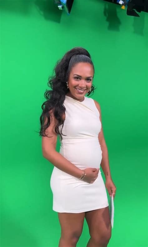 Janique Johnson mit Babybauch