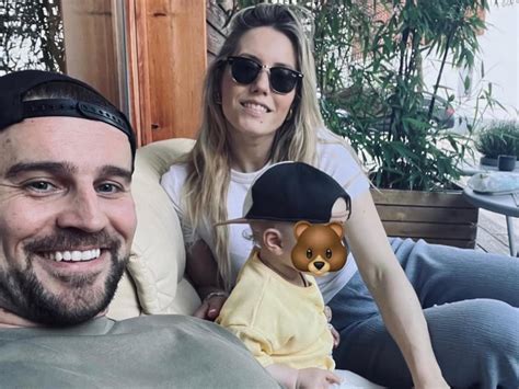 Laura Papendick mit Babybauch und Familie