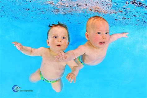 Foto von Babyschwimmkursen.