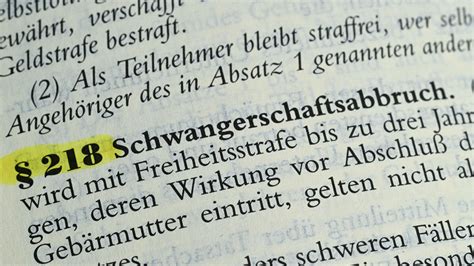 Grafische Darstellung der Paragraphen des Strafgesetzbuches, die Schwangerschaftsabbrüche regeln, mit Hervorhebung der Fristen und Indikationen.