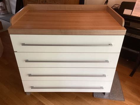 Illustration einer umfunktionierten Wickelkommode als normale Kommode