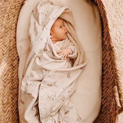 Detailaufnahme einer Jollein Einschlagdecke, die das Material und die Kapuze mit süßen Ohren zeigt.