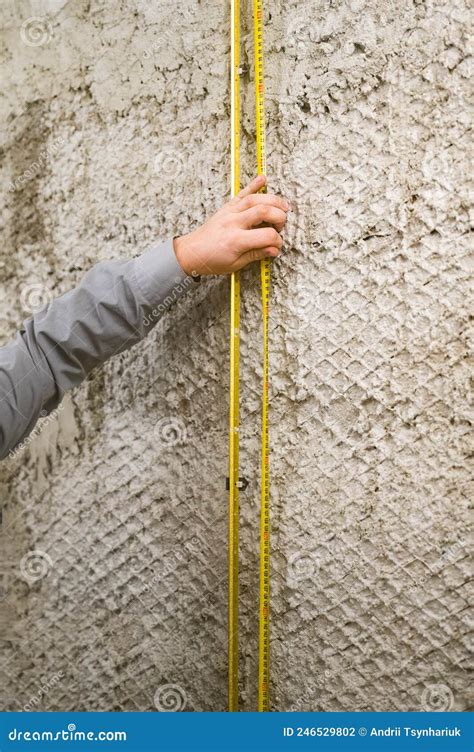 Schema zur korrekten Messung des Abstands zwischen Windel und Babybauch.