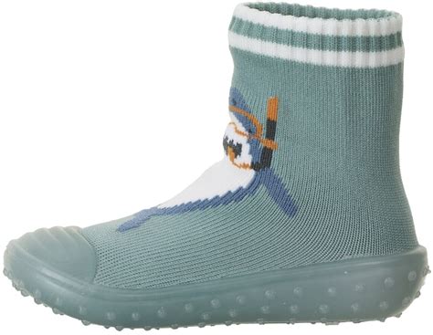Illustration eines Babys, das Sterntaler Adventure-Socks Hai trägt, mit Fokus auf die transparente Sohle und die hochgezogene Zehenkappe.