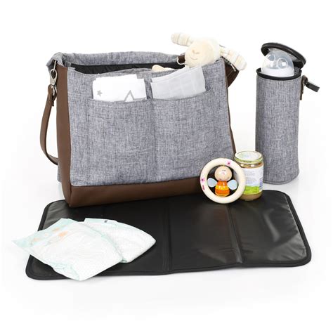 Eine karierte Wickeltasche mit offenem Hauptfach und mehreren Innen-/Außentaschen