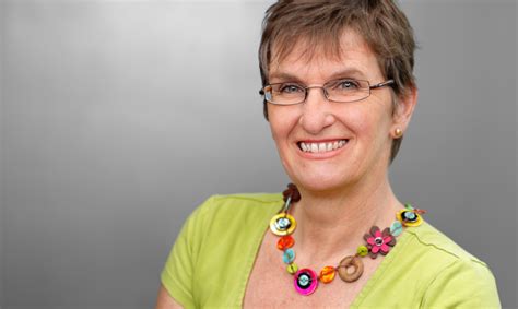 Jutta Engel mit Babys im Wasser