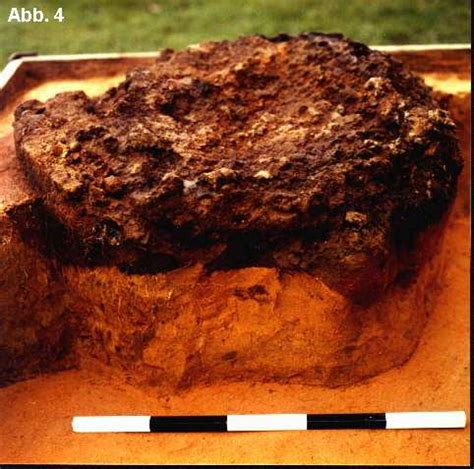 Reste der Ofenkonstruktion und Schlackengrube in Heek