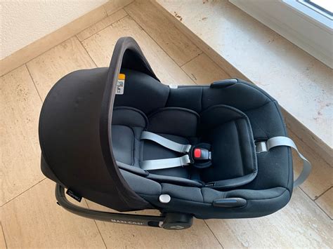 Schema der Maxi-Cosi CabrioFix i-Size Babyschale mit hervorgehobenen Sicherheitsmerkmalen