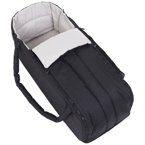 Darstellung der phil&teds Cocoon XL V6 Softtragetasche im Einsatz mit einem Kinderwagen