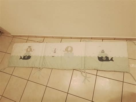 Illustration einer modernen Babybettumrandung aus atmungsaktivem Mesh-Material