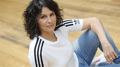 Ingrid Häfner als DJane auf einer Bühne