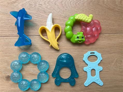 verschiedene Schnullermodelle für Babys