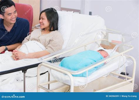 Bild von einer glücklichen Familie mit Neugeborenem im Krankenhaus