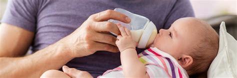 Darstellung eines Babys, das sicher und hygienisch mit einer Flasche gefüttert wird