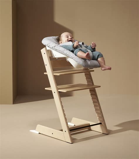 Ergonomisch geformtes Newborn Set am Tripp Trapp Hochstuhl, Baby sitzt auf Augenhöhe mit der Familie am Tisch