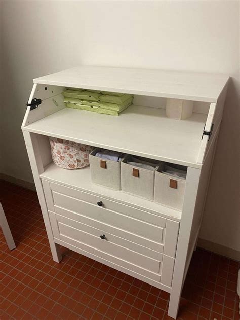 Schematische Darstellung einer ergonomischen Wickelkommode mit integriertem Stauraum