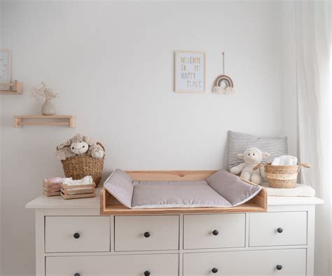 Illustration, die verschiedene Wickellösungen für zweistöckige Wohnungen zeigt (z.B. Wickelkommode oben, Wickelunterlage unten)