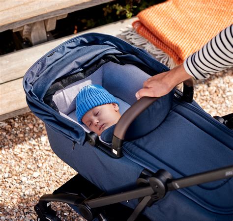 Detailaufnahme des ergonomischen Sitzes des Joolz Aer mit verstellbarer Fußstütze und Sonnenverdeck.