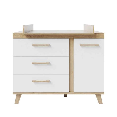 Illustration einer modernen Wickelkommode mit aufbewahrten Babyutensilien