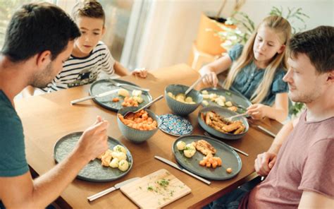 Familie sitzt entspannt in einem kinderfreundlichen Restaurant
