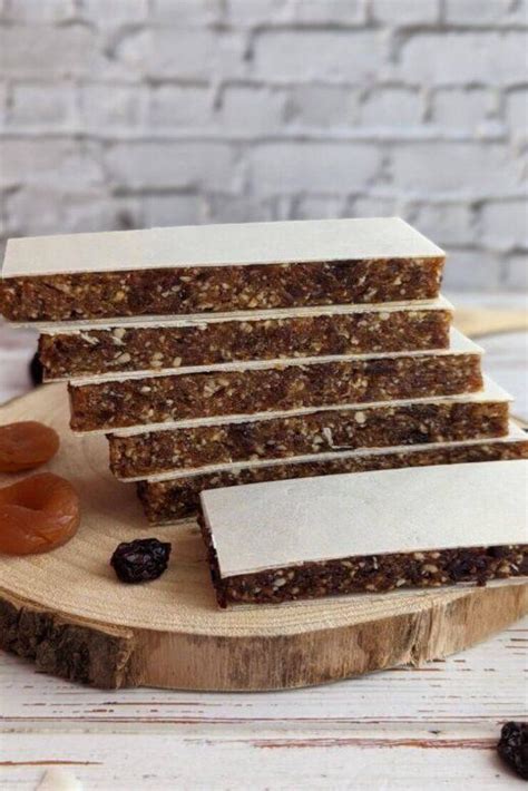 Fruchtriegel mit Aprikosen und Cranberries, dekoriert mit einigen ganzen Früchten und Nüssen