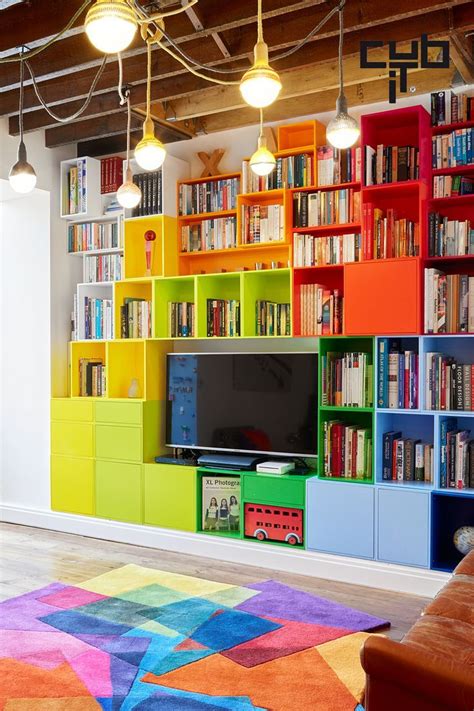 Infografik mit verschiedenen Aufbewahrungsmöglichkeiten für Kinderspielzeug wie bunte Kisten, Regale und Körbe.