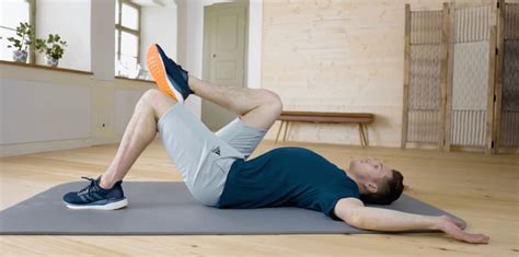 Ein Kind, das eine Übung aus einer Kinderrückenschule durchführt, mit Fokus auf die Stärkung der Rumpfmuskulatur.
