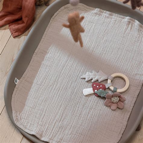 Illustration verschiedener Anwendungsmöglichkeiten von Sebra Spucktüchern (Stillen, Wickelunterlage, Kuscheltuch, Lätzchen, Sonnenhut)