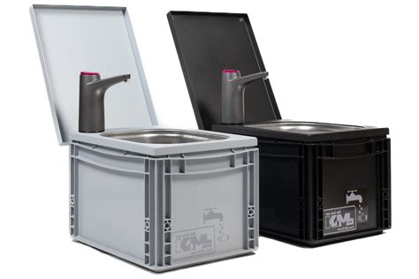 Detailaufnahme einer Waschbox mit einem gefüllten Wascheimer und Reinigungsmitteln