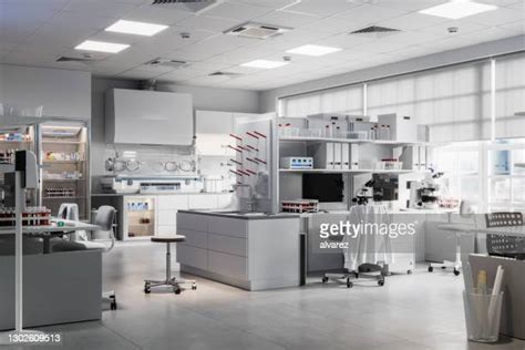 Innenansicht eines modernen IVF-Labors mit Embryoskop