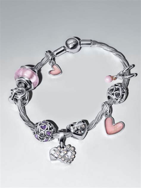 Eine Collage verschiedener Pandora Charms und Armbänder, die die Kombinierbarkeit zeigen.