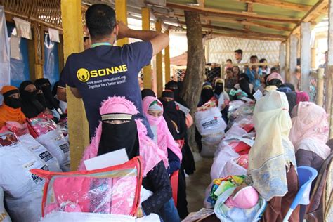 Eine Darstellung des Überflusses an Nahrungsmitteln, vielleicht mit überquellenden Körben oder einem überfüllten Lager.