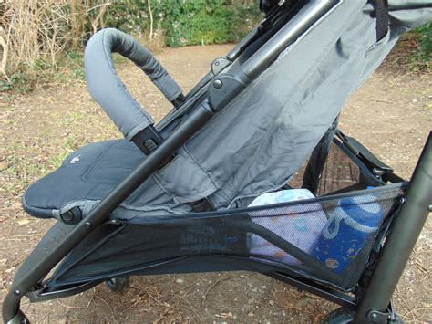 Nahaufnahme des verstellbaren Verdecks und der Rückenlehne des Joie Brisk LX