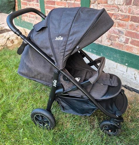 Familie mit Kind im Joie Parcel Buggy auf Reisen