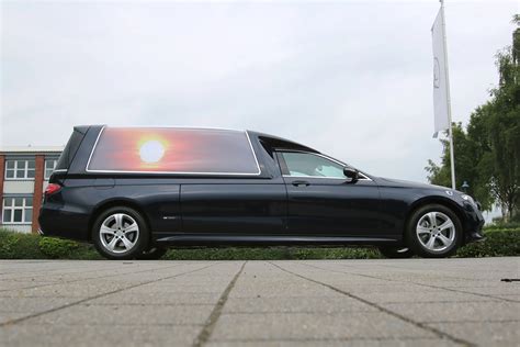 Symbolbild eines Sarges auf einem Bestattungswagen