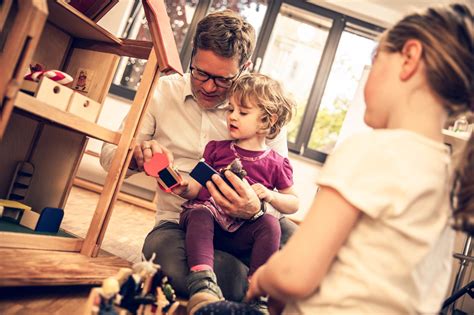 Bilder von unterstützenden Familienmitgliedern und Freunden, die den Eltern helfen