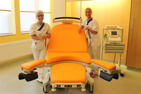 moderne Entbindungsbetten in einem Kreißsaal mit verschiedenen Gebärhaltungen