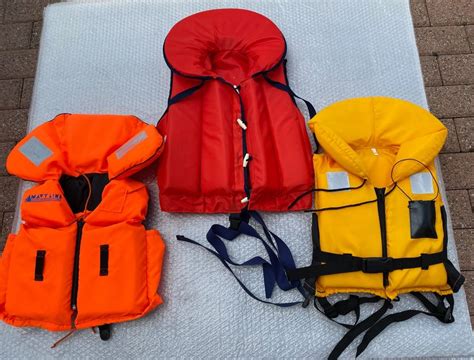 Übersicht verschiedener Schwimmwesten-Modelle für ältere Kinder