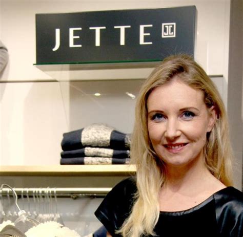 Jette Joop mit einem Beispiel ihrer Dessous-Kreationen