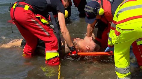Illustration eines Babys, das lächelnd mit seiner Mutter interagiert
