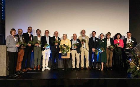 Foto von Teilnehmern einer Kreisversammlung, die sich austauschen