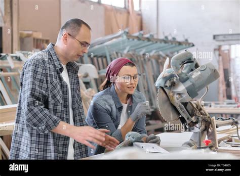 Menschen bei der Produktion von Arbeitskleidung