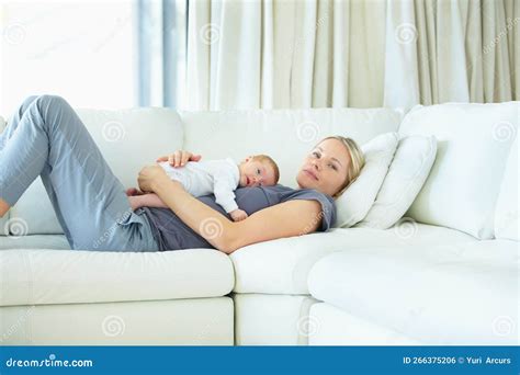 Illustration, die eine frischgebackene Mutter zeigt, die sich ausruht, während ihr Baby neben ihr schläft.