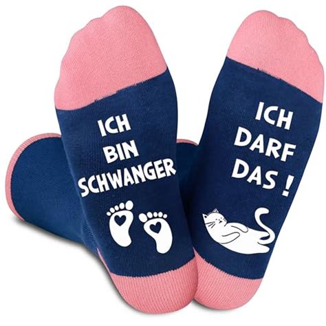 Collage aus verschiedenen Geschenken für Schwangere, wie Malbücher, Socken, Pflegeprodukte, Bücher und Tassen.