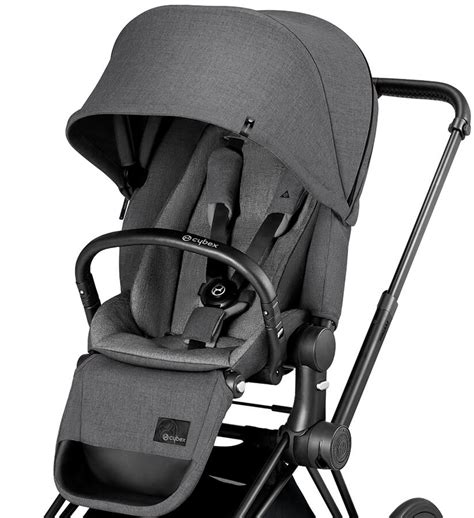 Detailansicht des Cybex Priam Lux Seat Kaiser Fusssacks mit Fokus auf das Fleece-Futter und die Lederoptik-Applikationen.