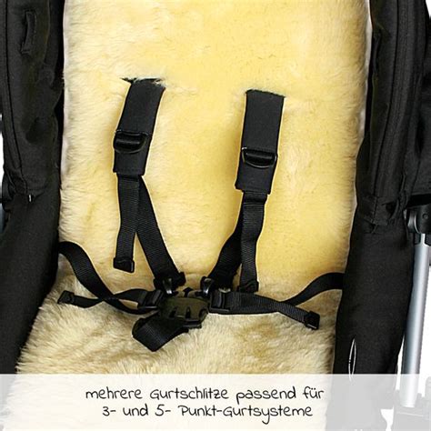 Veranschaulichung der verschiedenen Gurtschlitze und des verstellbaren Kopfbereichs eines Lammfell-Fußsacks.