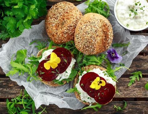 Bild von Roter Bete Scheiben mit Hüttenkäse und Zitronenabrieb