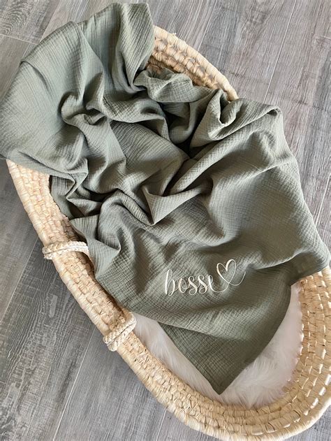 Illustration einer korrekten Pucktechnik mit einem großen Musselintuch.