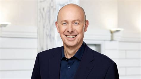 Foto der Vorstandsmitglieder Markus Bolder und Stephan Schrameier vor der Warburg Bank