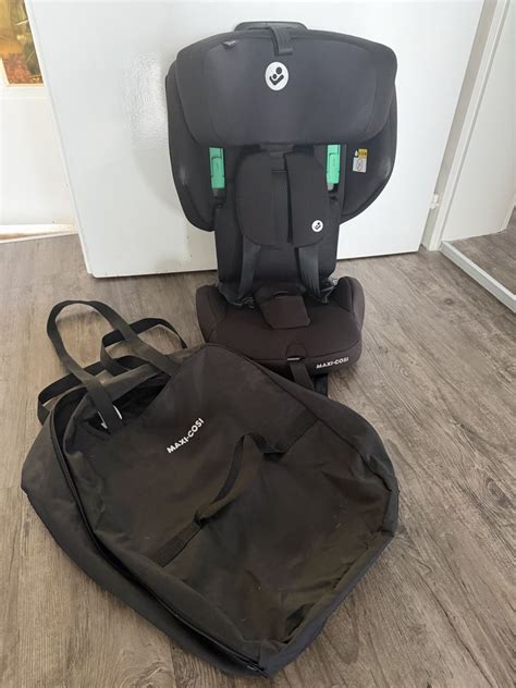 Maxi-Cosi Nomad Plus i-Size zusammengeklappt in seiner Tragetasche.